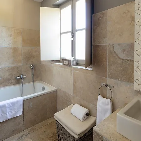 Chateau Des Cinq Cantons Guest house